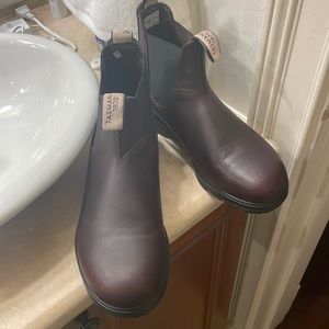 NWT blundstones